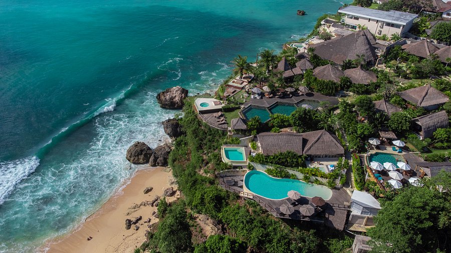 Cliff-top villa with a pool overlooking the ocean at Villa Biu-Biu C03, Balangan