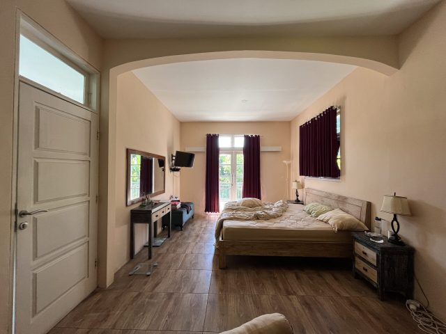 Bedroom with a wooden floor at Villa Gloria